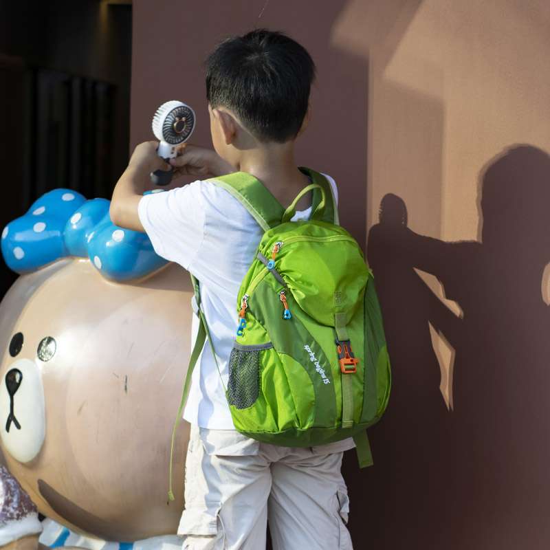 子どもリュック 15リットル軽量キッズ冒険リュック