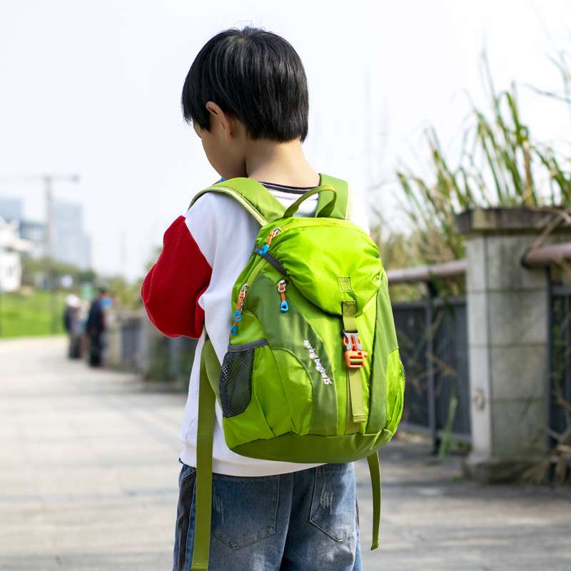 子どもリュック 15リットル軽量キッズ冒険リュック