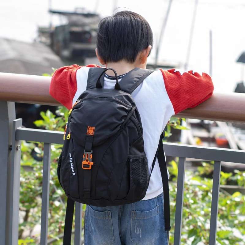 子どもリュック 15リットル軽量キッズ冒険リュック